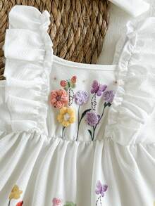 SHEIN Vintaside Kids Bộ 2 váy cho bé gái sơ sinh màu hồng họa tiết dâu tây kẻ caro kèm băng đô nơ xinh xắn, 0-3 tháng tuổi, mềm mại, co giãn, thân thiện với da, viền bèo nhún, thích hợp cho dã ngoại, kỳ nghỉ, chụp ảnh, hàng mới về mùa xuân/hè. - trắng - Xem 7