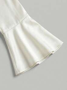 SHEIN MOD 大码女式纯色垂褶领喇叭袖荷叶边下摆时尚衬衫，象牙色缎面衬衫，垂褶高领长喇叭袖，荷叶边腰身，柔和光泽，纯色优雅简约廓形，光滑面料，修身剪裁，轻盈舒适。 - 杏色 - 查看 3