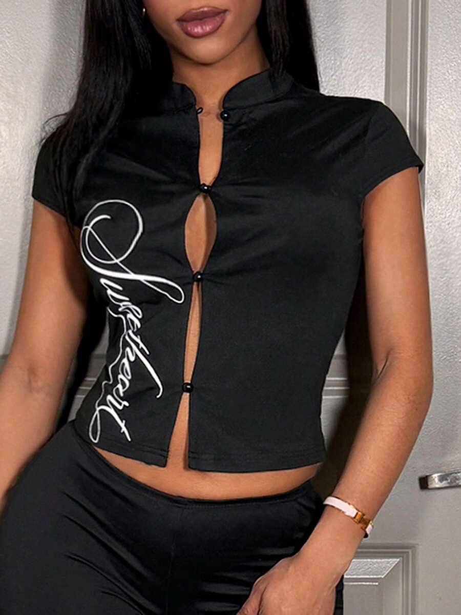 Slaydiva 早春新款，春夏音乐节，情人节，复活节休闲风，简约基础款，Y2K街头甜美风，邮轮度假，日常约会，辣妹风，性感派对，复古小立领，开襟，蘑菇扣，袖口，标语，英文印花，黑色T恤，女式T恤 -A - 黑色 - 查看 1