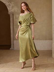 MOTF PREMIUM ĐẦM DÀI NỮ XẾP NẾP, VAI KHÔNG ĐỐI XỨNG - Màu xanh Ô liu - Xem 4