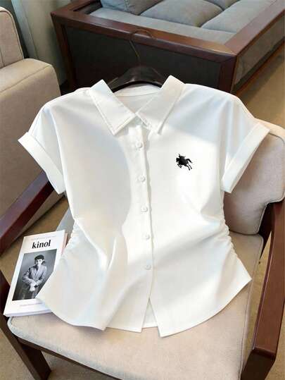 SHEIN Vit vardagsskjorta för tonårsflickor: Mångsidig och snygg, elegant kortärmad skjorta med dragskodetalj – perfekt för skolan, helgutflykter, avslappnade tillställningar eller lättare familjeevenemang. Bekvämt tyg och elegant design, passar enkelt med jeans/shorts; perfekt för avslappnat vardagsbruk.