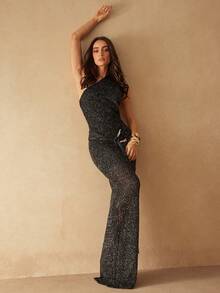 Silquee 这款高级沙滩连衣裙，饰以黑色和银色亮片，采用时尚的不对称钩编露背无袖罩衫设计，是海滩度假、休闲旅行、春夏嘉年华和海滩假日造型的完美之选。它也适合海滩之旅、正式场合、约会、闺蜜之夜、泳池派对和其他活动。（时尚不对称肩部针织连衣裙罩衫，配有铁环腰带）优雅性感 - 黑色 - 查看 3