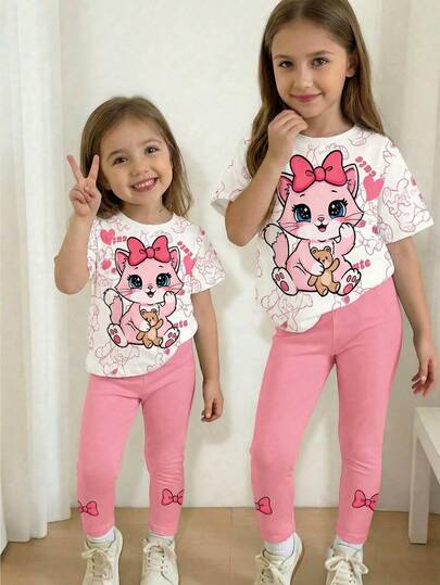 SHEIN 奶油白和奶油粉，可爱猫咪动物印花，少女休闲简约柔软舒适宽松圆领短袖T恤和打底裤套装，适合日常穿着、外出、居家、度假、返校、春夏女孩穿搭，轻松舒适，适合小女孩的春夏套装，时尚女孩，休闲装，婴幼儿猫咪动物图案服装，春夏时尚，别致，新潮，休闲