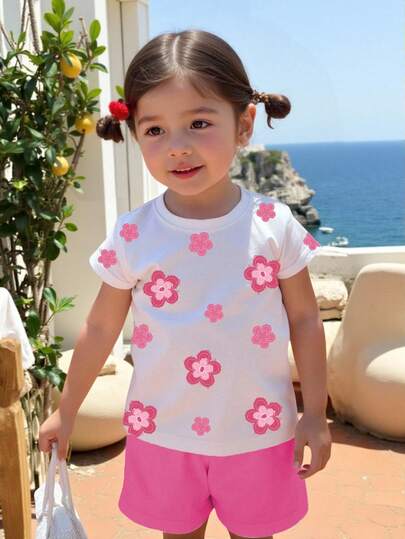 SHEIN Playful Pals 女婴时尚休闲百搭舒适圆领短袖T恤搭配短裤，甜美花卉印花设计，适合派对和聚会，轻盈舒适，是春夏的理想之选，时尚休闲，适合街头、户外、学校、节日等场合，也是馈赠佳品。