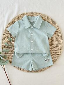 SHEIN Set de 2 piezas Conjunto casual de verano para niños pequeños - Camisa de manga corta a rayas con cuello y botones de contraste, y pantalones cortos a juego a rayas, adecuado para uso diario, vacaciones y días festivos - Verde - Ver 4