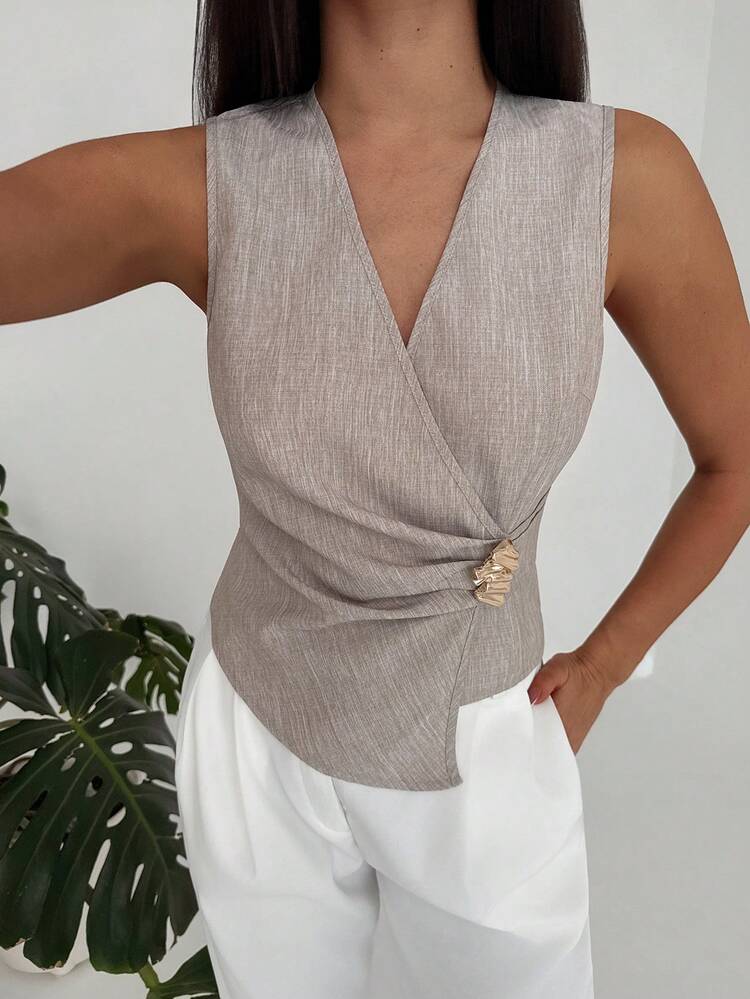 Aloruh Blusa sin mangas con escote en V cruzado, decoración metálica en la cintura, plisado y bajo asimétrico para mujer de unicolor - Caqui - Ver 7
