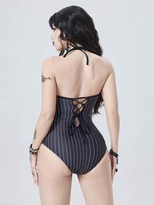 ROMWE Goth 2026 最新款黑白条纹泳衣，配有可拆卸肩带和胸前荷叶边装饰，哥特风格，适合海滩、泳池派对等场合。 - 黑與白 - 查看 2