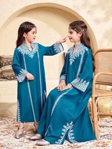 SHEIN Áo Jalabiya hoa cho bé gái, Áo Jalabiya cổ điển thanh lịch thêu hoa, Áo Jalabiya tay dài truyền thống tối giản thoải mái cho bé gái, phù hợp cho mùa xuân/hè, kiểu dáng Ramadan xuân/hè, áo Jalabiya gia đình cho kỳ nghỉ, áo Abaya thanh lịch kín đáo, áo Abaya cầu nguyện, thoải mái dễ chịu, trang phục thường ngày, phong cách nghỉ dưỡng, áo Kaftan kín đáo, áo Jalabiya trẻ em, áo Jalabiya bé gái, áo Jalabiya màu xanh lá cây và xanh dương. - màu xanh lá - Xem 7