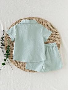 SHEIN Set de 2 piezas Conjunto casual de verano para niños pequeños - Camisa de manga corta a rayas con cuello y botones de contraste, y pantalones cortos a juego a rayas, adecuado para uso diario, vacaciones y días festivos - Verde - Ver 3