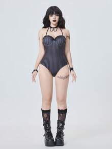 ROMWE Goth 2026 最新款黑白条纹泳衣，配有可拆卸肩带和胸前荷叶边装饰，哥特风格，适合海滩、泳池派对等场合。 - 黑與白 - 查看 1