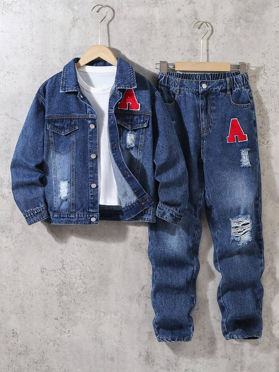Genkimix Kids 男童复古风牛仔两件套，包括一件做旧牛仔夹克（带刺绣图案）和一条配套的做旧锥形牛仔裤，面料柔软舒适，适合上学、通勤和休闲穿着。 - 深色水洗藍 - 查看 1