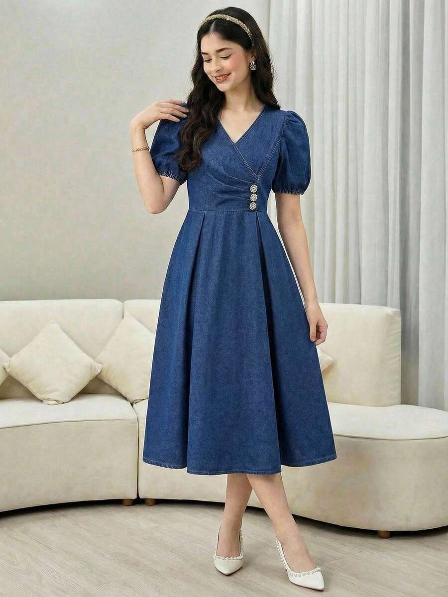 SHEIN 少女春夏新年清新少女风/优雅红色假日飘逸仿珍珠纽扣装饰荷叶边牛仔长裙公主裙/婚礼季复古风/海滩/海洋/优雅毕业礼服 - 中等水洗藍 - 查看 1
