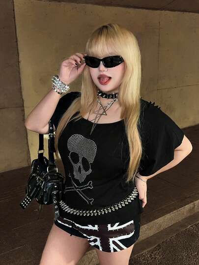 Grunge Punk T-shirt oversize con teschio, borchie e decorazioni in strass, spalle oblique e schiena scoperta