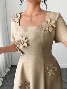 SHEIN Elenzya Đầm midi nữ cỡ lớn, màu trơn, cổ vuông, tay ngắn, họa tiết hoa 3D, thanh lịch và độc đáo, thích hợp mặc hàng ngày và đi làm. - Màu be - Xem 5