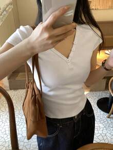 DAZY 女士修身纯色V领百搭短袖T恤，适合春夏穿着，情人节亦可。 - 白色 - 查看 5