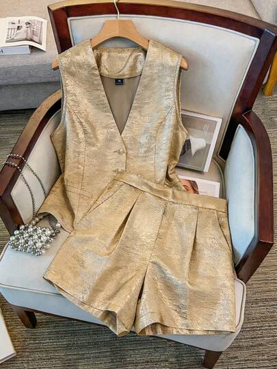 GlowEve CURVE Plus Size Damkostymset med enkelknäppt väst och veckade shorts