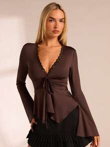 SHEIN PETITE Camiseta de cuello en V profundo marrón minimalista y sexy, con mangas acampanadas con lazo y cintura ceñida - Marrón - Ver 4