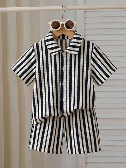 这款男童三件套套装包含一件竖条纹短袖衬衫和一条休闲短裤，采用混纺面料，柔软透气。衬衫采用多色竖条纹设计，配有小翻领和短袖；短裤采用松紧腰带。休闲度假风格，适合日常穿着、幼儿园、海滩旅行等场合。可整套穿着，也可分开搭配，打造阳光活力的儿童造型，时尚的返校装扮。