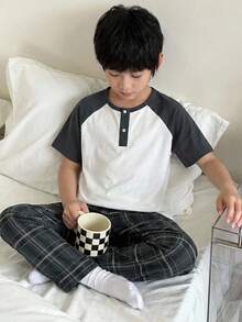 两件套男童休闲撞色插肩袖圆领装饰纽扣短袖T恤和格子图案宽松长裤睡衣套装 - 灰色 - 查看 2