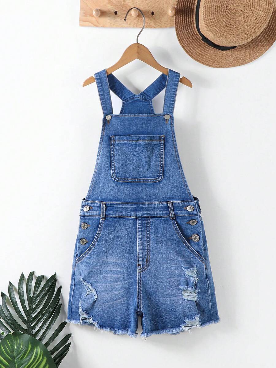 Elladie kids Spodenki jeansowe z szelkami dla nastolatek, styl vintage streetwear, casualowy, minimalistyczny, polecany. Znoszony denim w kolorze jasnoniebieskim, regulowane ramiączka, dopasowany krój, elastyczny materiał dla wygody. Przetarcia na dole i przetarcia, buntowniczy, a zarazem swobodny wygląd. Idealne do codziennych dojazdów do pracy, spotkań ze znajomymi lub na uczelnię, wyróżniające noszącą. - Ciemny jeans - Zobacz 1