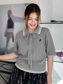 Dazy Plus Atasan Rajut Lengan Pendek Kerah Polo dengan Bordir Kuda Poni dan Blok Warna Kontras untuk Wanita - Grey - View 5