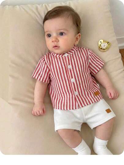 Nyfödd babypojke avslappnad söt randig kortärmad tröja och shorts med resår i midjan