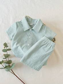 SHEIN Set de 2 piezas Conjunto casual de verano para niños pequeños - Camisa de manga corta a rayas con cuello y botones de contraste, y pantalones cortos a juego a rayas, adecuado para uso diario, vacaciones y días festivos - Verde - Ver 5