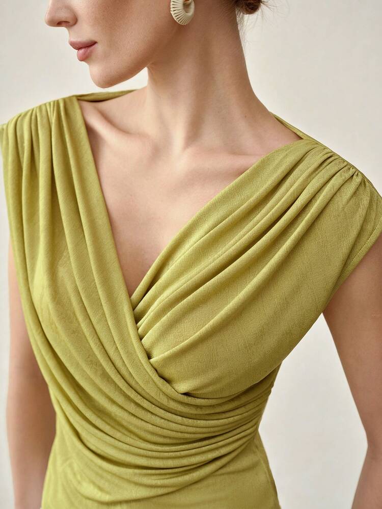 Modisches glänzendes plissiertes V-Ausschnitt Slim Fit Metallfaden Damen T-Shirt