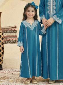 SHEIN Áo Jalabiya hoa cho bé gái, Áo Jalabiya cổ điển thanh lịch thêu hoa, Áo Jalabiya tay dài truyền thống tối giản thoải mái cho bé gái, phù hợp cho mùa xuân/hè, kiểu dáng Ramadan xuân/hè, áo Jalabiya gia đình cho kỳ nghỉ, áo Abaya thanh lịch kín đáo, áo Abaya cầu nguyện, thoải mái dễ chịu, trang phục thường ngày, phong cách nghỉ dưỡng, áo Kaftan kín đáo, áo Jalabiya trẻ em, áo Jalabiya bé gái, áo Jalabiya màu xanh lá cây và xanh dương. - màu xanh lá - Xem 9