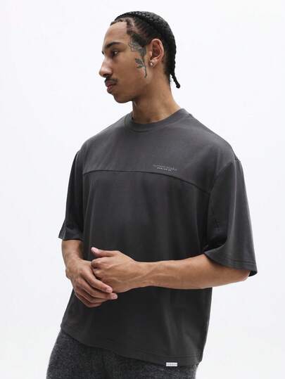  Camiseta de manga corta con cuello redondo y detalles de costuras en contraste, con logotipo en el pecho, de algodón regular para uso casual diario, de corte holgado para hombre SUMWON