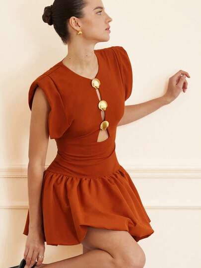 Aveloria Rosie Luxurious Girlish Sleeveless Hollow Metal Buckle Decor Exaggerated Shoulder Design Waist Cinched Peplum Dress With Contrasting Fabric Panels, Women Short Dress