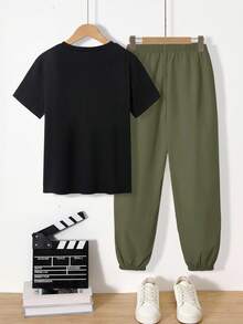 SHEIN Mirajuku 2件套/套 男童印花黑色短袖T恤和米色工装裤休闲套装，春夏款 - 軍綠色 - 查看 2