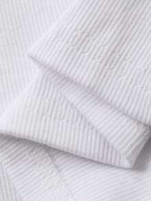 DAZY 女士修身纯色V领百搭短袖T恤，适合春夏穿着，情人节亦可。 - 白色 - 查看 3