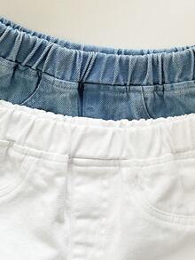 SHEIN Playful Pals 2件套女童牛仔短裤，水洗浅蓝色+白色，休闲甜美度假时尚设计，个性简约百搭，弹性腰带，仿口袋，荷叶边下摆，宽松牛仔短裤，柔软舒适棉质牛仔效果，适合日常、聚会、上学、通勤，春秋季新品上市。 - 彩色 - 查看 3