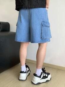 SHEIN 青少年男孩时尚休闲复古酷炫街头宽松舒适简约口袋设计牛仔短裤，适合日常穿着以及春夏锐舞节和街头服饰。 - 藍色 - 查看 2