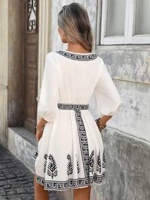 SHEIN Holidaya 女士V领弹力腰中长连衣裙，印花图案，七分袖，适合度假、派对、春夏秋冬、休闲、优雅、时尚、通勤、约会等场合。 - 彩色 - 查看 2