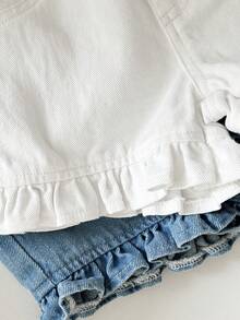 SHEIN Playful Pals 2件套女童牛仔短裤，水洗浅蓝色+白色，休闲甜美度假时尚设计，个性简约百搭，弹性腰带，仿口袋，荷叶边下摆，宽松牛仔短裤，柔软舒适棉质牛仔效果，适合日常、聚会、上学、通勤，春秋季新品上市。 - 彩色 - 查看 5