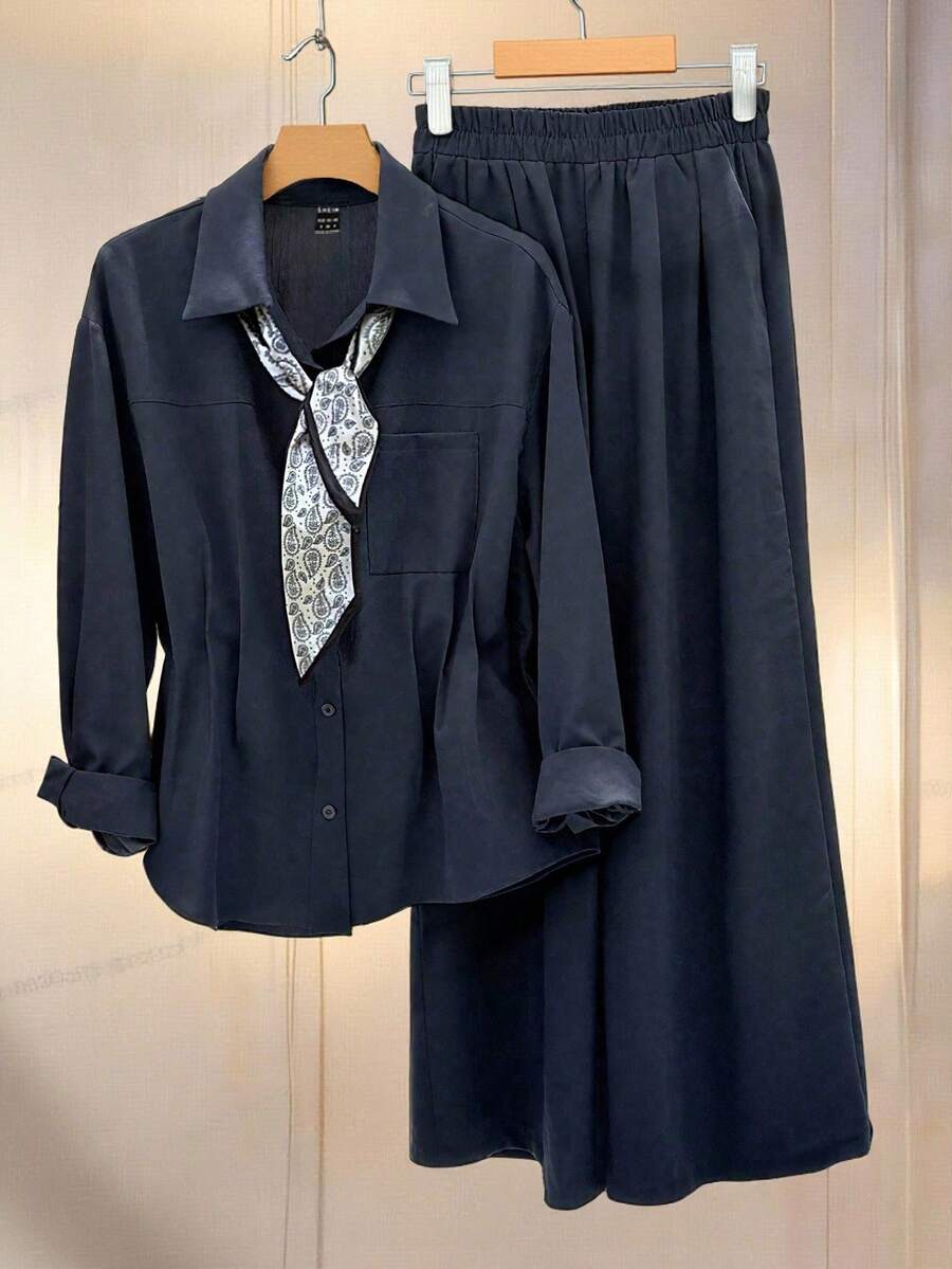 Chiquease Conjunto elegante de alfaiataria francesa para mulheres, composto por blusa de manga comprida com gola alta e modelagem solta, decorada com um lenço especial, e calça pantalona. Ideal para professoras, profissionais e para o outono/inverno. - Azul marinho - Ver 1