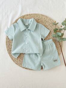 SHEIN Set de 2 piezas Conjunto casual de verano para niños pequeños - Camisa de manga corta a rayas con cuello y botones de contraste, y pantalones cortos a juego a rayas, adecuado para uso diario, vacaciones y días festivos - Verde - Ver 2