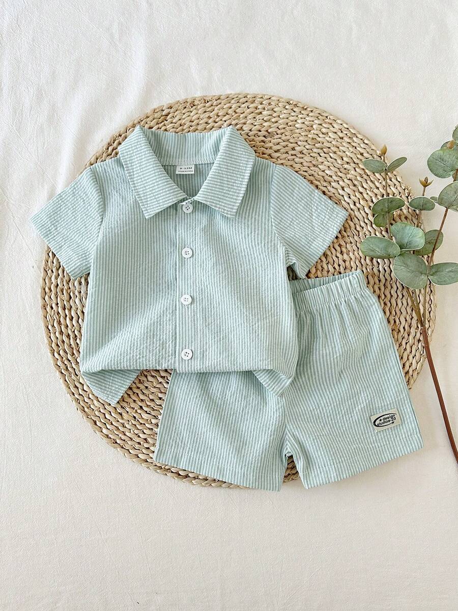 SHEIN Set de 2 piezas Conjunto casual de verano para niños pequeños - Camisa de manga corta a rayas con cuello y botones de contraste, y pantalones cortos a juego a rayas, adecuado para uso diario, vacaciones y días festivos
