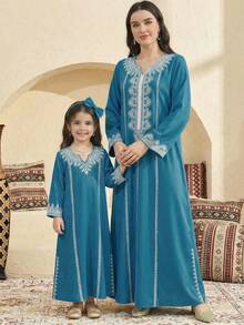 SHEIN Áo Jalabiya hoa cho bé gái, Áo Jalabiya cổ điển thanh lịch thêu hoa, Áo Jalabiya tay dài truyền thống tối giản thoải mái cho bé gái, phù hợp cho mùa xuân/hè, kiểu dáng Ramadan xuân/hè, áo Jalabiya gia đình cho kỳ nghỉ, áo Abaya thanh lịch kín đáo, áo Abaya cầu nguyện, thoải mái dễ chịu, trang phục thường ngày, phong cách nghỉ dưỡng, áo Kaftan kín đáo, áo Jalabiya trẻ em, áo Jalabiya bé gái, áo Jalabiya màu xanh lá cây và xanh dương. - màu xanh lá - Xem 10