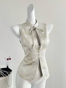 SHEIN Unity 时尚缎面薰衣草色蝴蝶刺绣立领无袖旗袍式上衣，春夏款，情人节款 - 淡紫色 - 查看 1