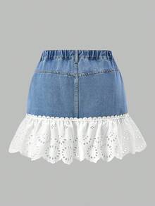 SHEIN MOD 大码女式口袋拼接镂空刺绣荷叶边时尚牛仔迷你裙，适合夏季、春季、节日、海滩、毕业典礼等场合，优雅百搭，是度假、夏季、海滩度假的理想之选。蓝色牛仔裙，白色刺绣镂空荷叶边下摆，休闲百搭。 - 中等水洗藍 - 查看 2