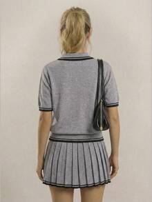 Muvela 2026春夏新款灰色撞色条纹弹力腰女士百褶裙和Polo领半拉链刺绣针织上衣两件套，通勤休闲装 - 灰色 - 查看 3