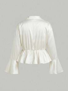 SHEIN MOD 大码女式纯色垂褶领喇叭袖荷叶边下摆时尚衬衫，象牙色缎面衬衫，垂褶高领长喇叭袖，荷叶边腰身，柔和光泽，纯色优雅简约廓形，光滑面料，修身剪裁，轻盈舒适。 - 杏色 - 查看 2