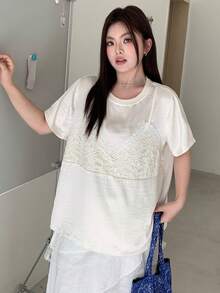 Dazy Plus 大尺碼女款對比蕾絲圓領短袖寬鬆襯衫 夏季度假風 - 杏色 - 查看 5