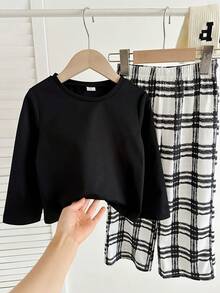 SHEIN Leap Crew 女童两件套黑色家居服，纯色格纹T恤上衣搭配格纹九分裤，休闲居家睡衣，圆领，舒适时尚，适合春秋季穿着。 - 黑色 - 查看 4