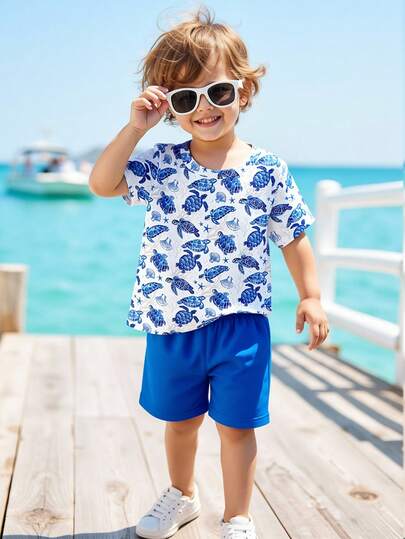 两件套幼儿男童休闲创意海星、贝壳、海藻和海龟印花短袖T恤和短裤套装，舒适日常穿着，适合春、夏、秋季穿着。