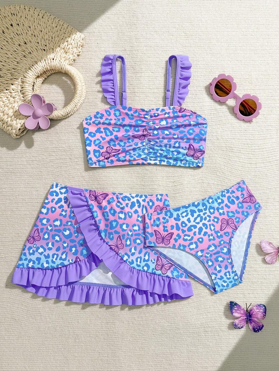 SHEIN 这款女童比基尼套装包含三件套泳衣，是春夏新款沙滩泳装。套装包括一件吊带泳衣上衣、一条短裤和一条罩衫裙。可爱的火烈鸟印花让女孩们更加甜美可爱，荷叶边细节更添几分甜美气息。这款泳衣非常适合春夏穿着，是轻松度假的理想之选。女童泳裙套装