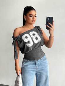 SHEIN SXY Áo thun nữ in số, kiểu dáng lệch vai, thích hợp cho lễ hội, tiệc tùng, rave, mùa hè, mùa xuân, đi biển, đi chơi, phong cách Y2K gợi cảm. - Xám - Xem 9